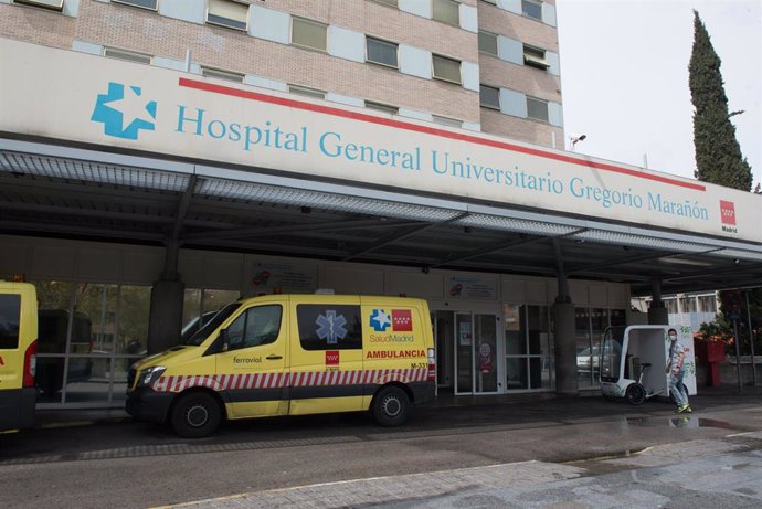 Ambulancias en la entrada del Hospital Gregorio Marañón