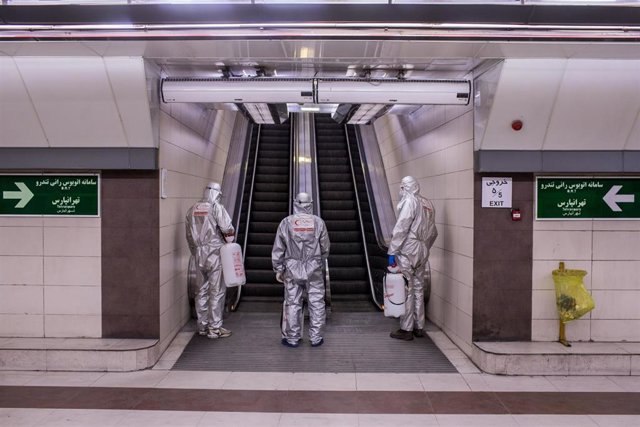 Desinfección en un paso subterráneo de Teherán