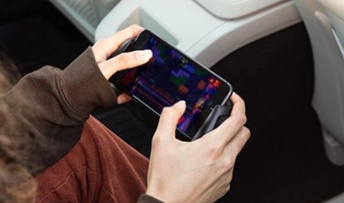 Una persona usa un teléfono móvil