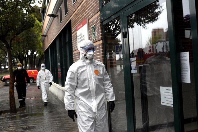 Efectivos de la Unidad Militar de Emergencias (UME) del Ejército a su llegada a la Residencia de mayores Amavir ubicada en el barrio madrileño de Usera, donde llevarán a cabo tareas de desinfección para evitar así la propagación del coronavirus en los c