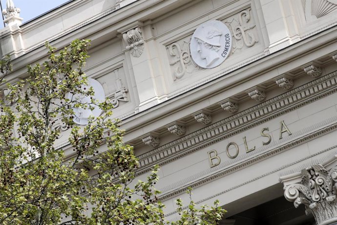 Fachada del edificio de la Bolsa en Madrid, que aparece hoy cerrado al público después de que el Ibex 35 haya rebotado por la intervención del BCE, en Madrid (España), a 19 de marzo de 2020.