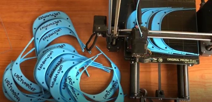 La UPCT entrega 400 pantallas protectoras impresas en 3D al Hospital. Imágenes de la impresión de las viseras