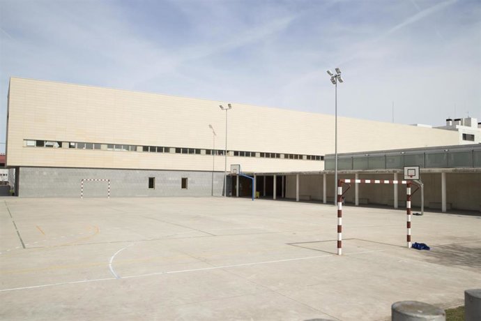 Patio vacío en un colegio de Logroño cerrado por el coronavirus.