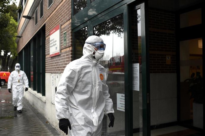 Efectivos de la Unidad Militar de Emergencias (UME) del Ejército a su llegada a la Residencia de mayores Amavir ubicada en el barrio madrileño de Usera, donde llevarán a cabo tareas de desinfección 