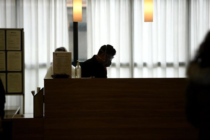 Efectivos de la Unidad Militar de Emergencias (UME) del Ejército desinfectan una Residencia de mayores 