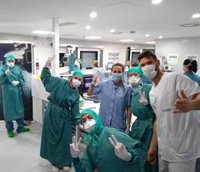 Sale de la UCI de la CUN una paciente con coronavirus entre los "aplausos emocionados de los sanitarios"