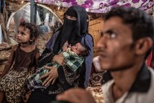 Una familia desplazada en Yemen