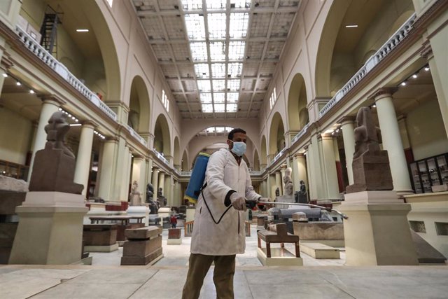 Un trabajador desinfectando un museo en El Cairo