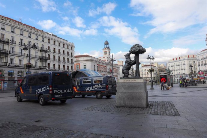 Furgones de la policía vigilan la Puerta del Sol para controlar quién pasea por el centro de Madrid 
