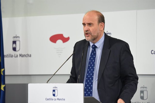 El vicepresidente del Gobierno de C-LM, José Luis Martínez Guijarro, en rueda de prensa