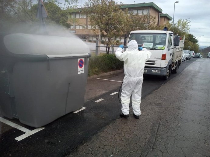 Desinfección de contenedores en Macael (Almería)