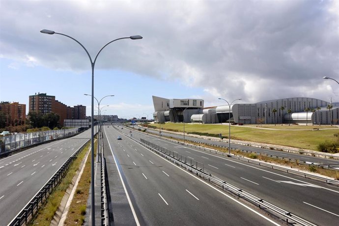 Vista de la A-7 en Málaga, sin tráfico de vehículos por el Estado de Alarma decretada por el Gobierno por el coronavirus