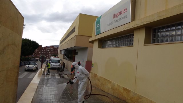 Efectivos de la UME desinfectan el entorno del Hospital Torrecárdenas en Almería