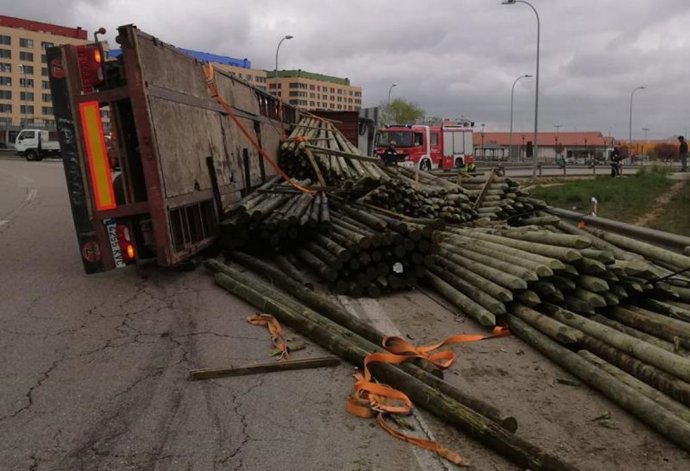 Un camión vuelca en la entrada de Soria.