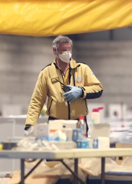 Un trabajador del SAMUR protección civil de Madrid protegido con mascarilla trabaja en IFEMA 