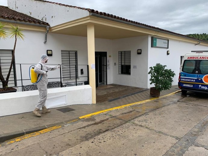 Infante de Marina en labores de desinfección