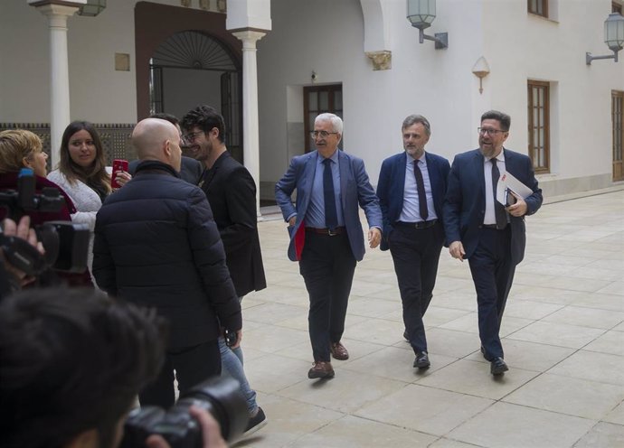 El portavoz del grupo parlamentario socialista, José Fiscal (c) junto a los diputados, Rodrigo Sánchez Haro (d) y Manuel Jímenez-Barrios (i), en una imagen de archivo en el Parlamento.