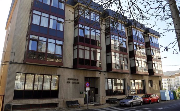 Residencia de ancianos San Carlos de Celanova en Ourense -foco principal de contagios del Covid-19 hasta ahora en la provincia gallega- que está siendo desinfectada for efectivos de la Unidad Militar de Emergencias (UME) en Celanova (Ourense, Galicia, E