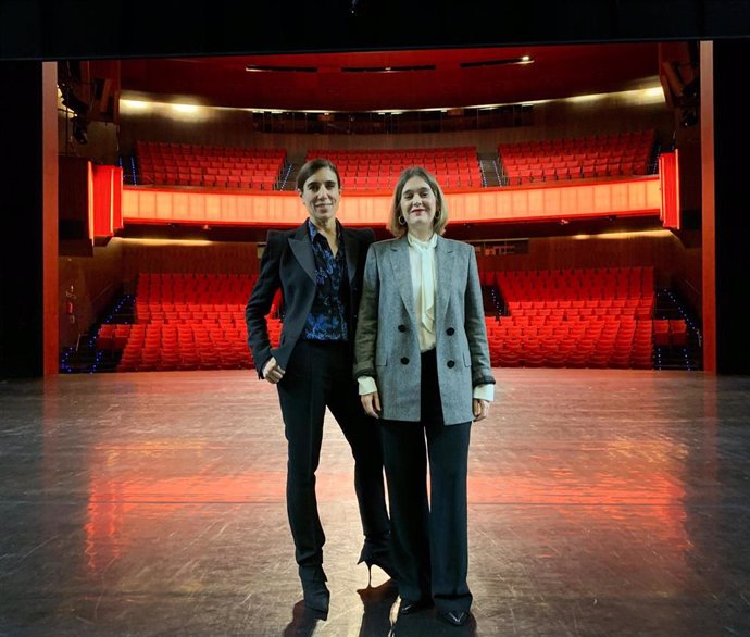 La consejera de Cultura de la Comunidad de Madrid, Marta Rivera, y la directora de los Teatros del Canal, Blanca Li.