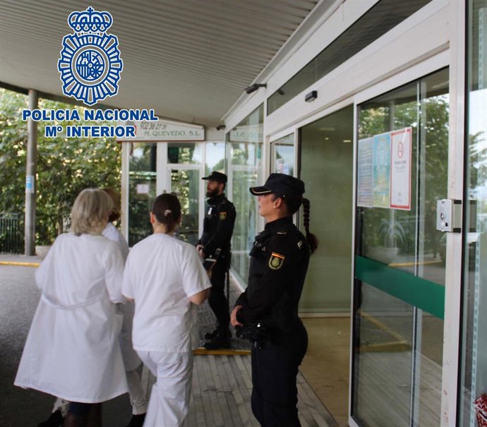 Agentes de la Policía Nacional con sanitarios