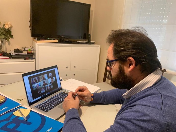 El presidente del PP de C-LM, Paco Núñez, durante la videoconferencia con representantes de su partido en las cinco diputaciones provinciales de la región