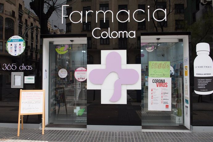 Una farmacia abierta en el tercer día laborable del estado de alarma por coronavirus, en Madrid (España), a 18 de marzo de 2020.