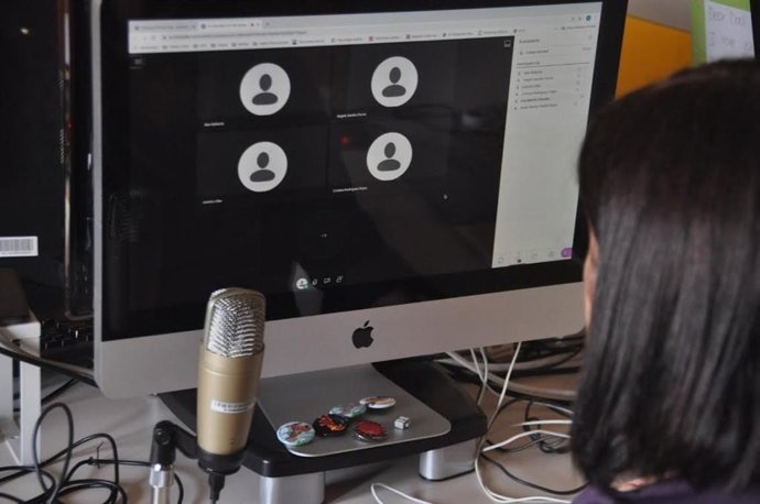 Una profesora de la UdL en videoconferencia