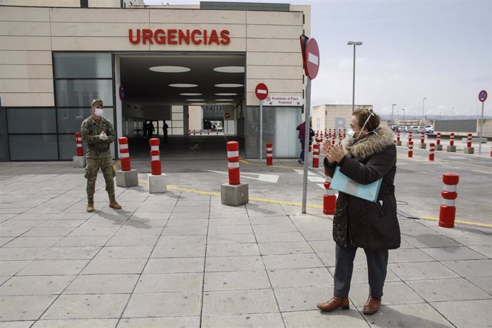 Una mujer saluda y aplaude a los Legionarios que patrullan en la zona del Hospital del PTS de Granada a 24 de marzo del 2020