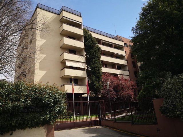 Fachada de la Residencia para Mayores Casasolar, ubicada junto al Puente de los Franceses, donde previsiblemente durante la jornada de hoy, los militares de la UME llevarán a cabo tareas de desinfección