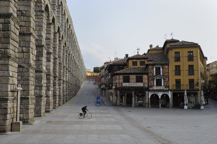 19 March 2020, Spain, Segovia: Segovia streets are seen deserted, amid the national lockdown and state of emergency aiming to slow down the spread of Coronavirus (SARS-CoV-2). Photo: Arturo Rosas/VW Pics via ZUMA Wire/dpa