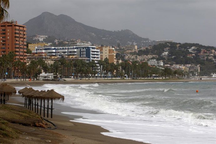 Vista de la playa de La Malagueta donde permanece cerrada desde que el Gobierno de España  decretó el Estado de Alarma a causa de la pandemia al brote del nuevo coronavirus, COVID-19. Málaga a 19 de marzo 2020