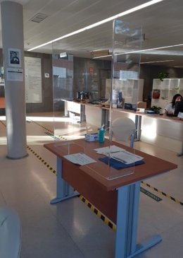 Una de las mamparas instaladas