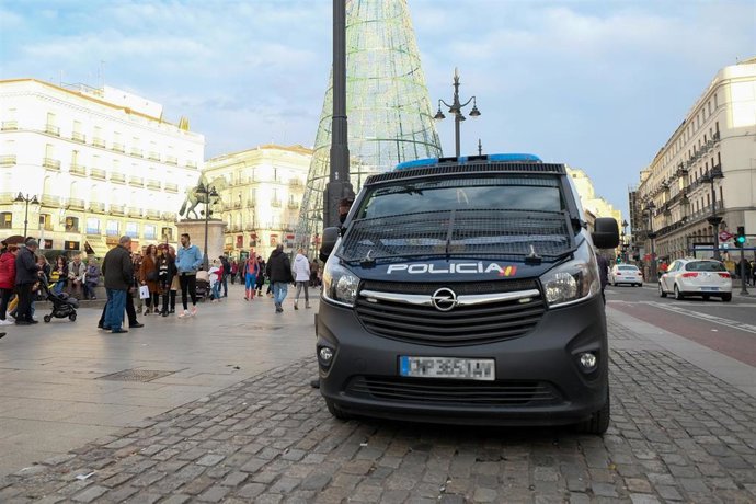 Una furgoneta de la Policía Nacional estacionada en la Plaza del Sol de Madrid.