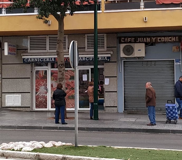 Personas Málaga capital esperan para entrar a comprar