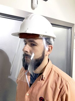 Un trabajador con una pantalla de protección facial, producida por la mallorquina Cut&Go con el apoyo de CAEB, para combatir la expansión del coronavirus.