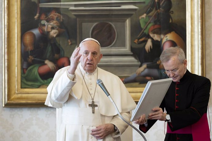 El Papa insta a la Iglesia a abrir "brechas en el corazón de los fieles" para su