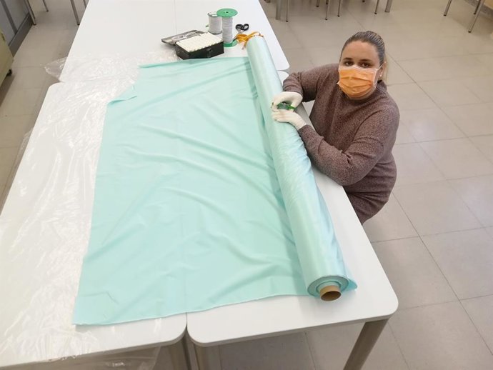 La promotora de la iniciativa para elaborar mascarillas en Carbajosa de la Sagrada.