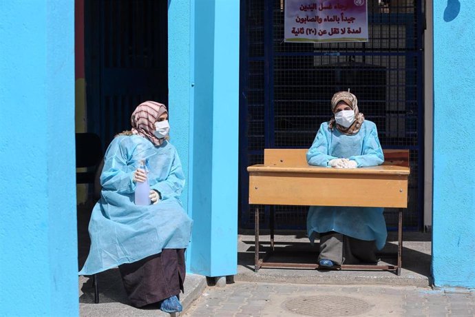 Personas de la UNRWa recibe a pacientes en una escuela de la Franja de Gaza