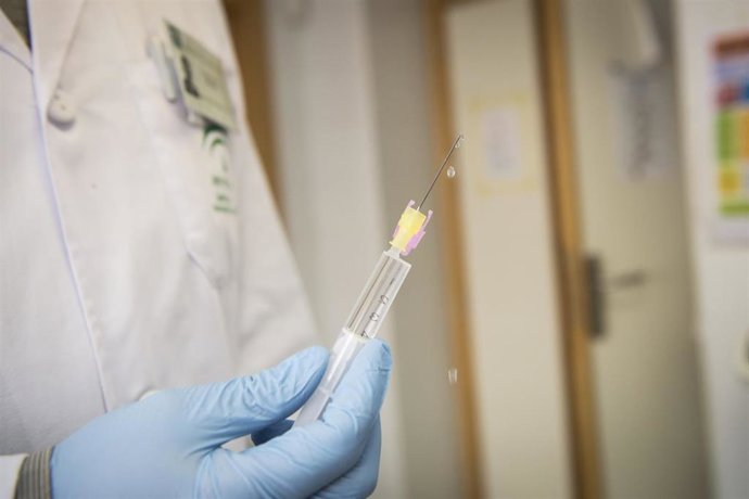 Imagen de recurso de una enfermera manipulando una jeringuilla.