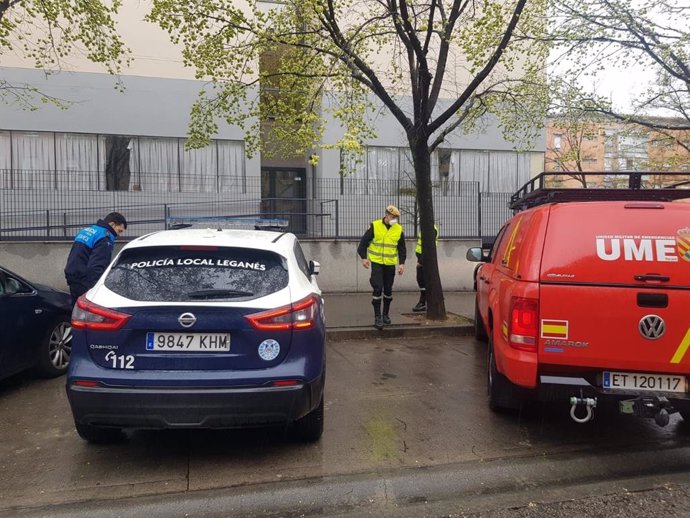 Imagen de la Policía Local de Leganés y la Unidad Militar de Emergencias (UME) en una residencia de Leganes.