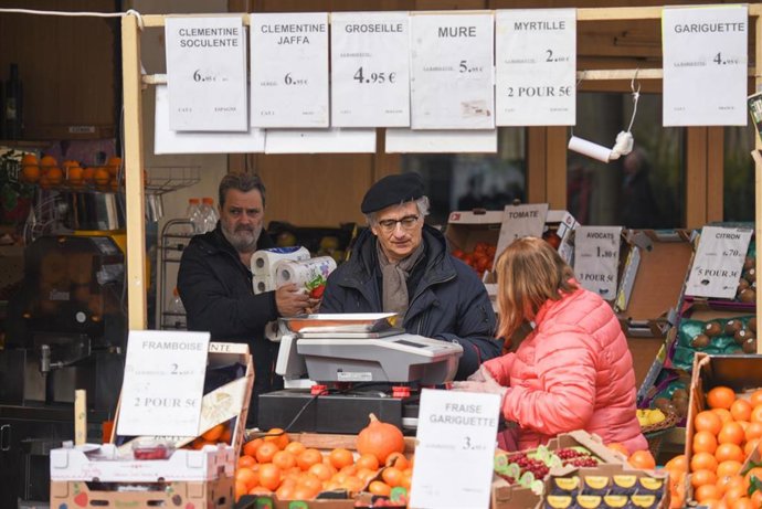 Franceses comprando fruta