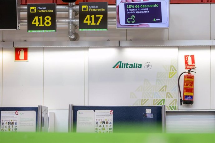 Stand de Alitalia en el aeropuerto Adolfo Suarez-Madrid Barajas tras anunciar este martes el Consejo de Ministros la prohibición de vuelos directos entre Italia y los aeropuertos españoles como medida para contener la expansión del coronaviru