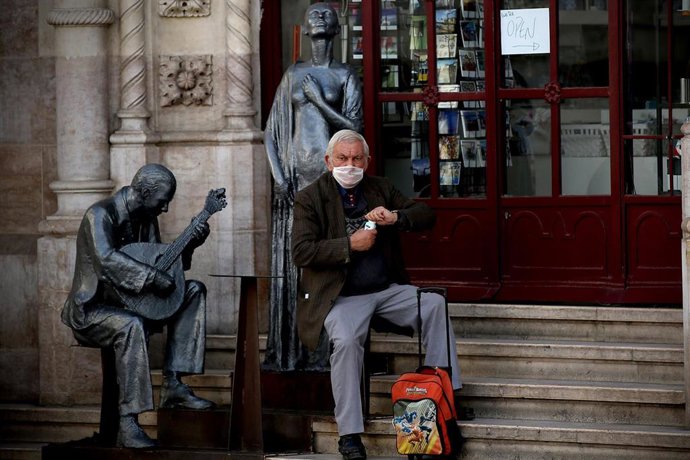 Un hombre con mascarilla en Lisboa