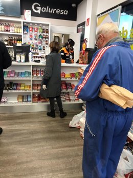 Venta en supermercado de una gasolinera en Santiago de Compostela. Uso de guantes obligatorio. Los empleados llevan mascarilla. Confinamiento por la crisis del coronavirus Covid-19 en Galicia