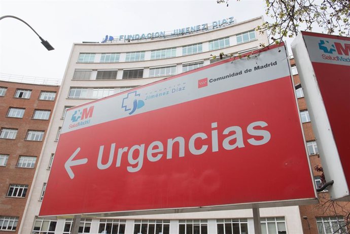 Cartel indicativo de Urgencias perteneciente al Hospital Universitario Fundación Jiménez Díaz donde se lucha contra el coronavirus, en Madrid (España), a 18 de marzo de 2020.