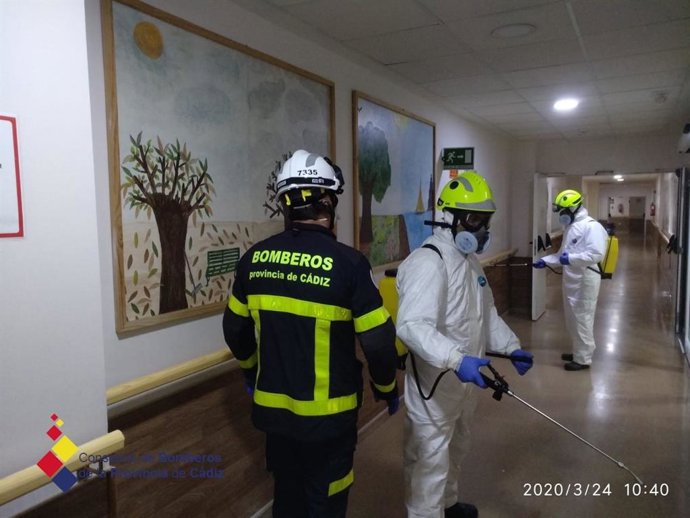 Bomberos inician labores de desinfección tras ofrecer su colaboración a los ayuntamientos de Cádiz