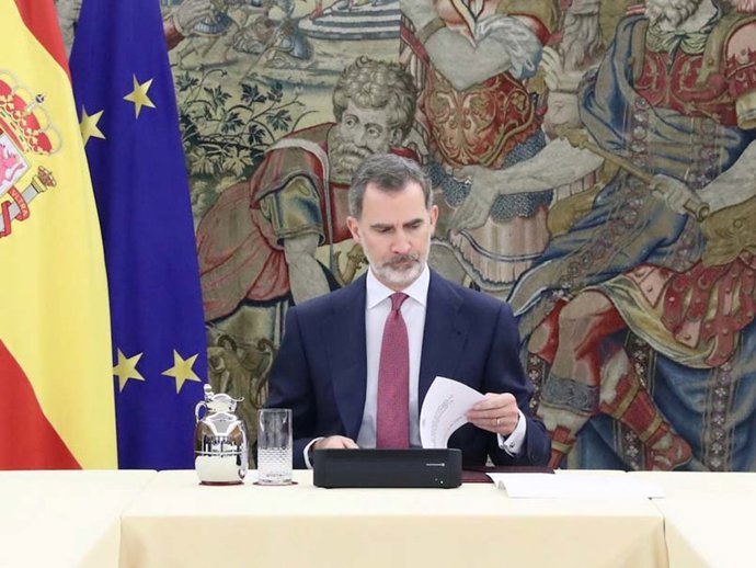El Rey Felipe VI se reúne con el presidente del Gobierno, Pedro Sánchez, y el Comité de Gestión Técnica del Coronavirus en la Zarzuela el 18 de marzo de 2020.