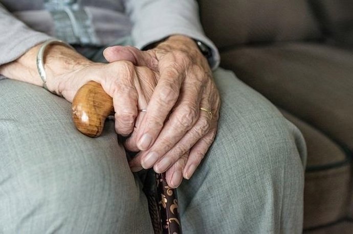 Imatge d'arxiu d'unes mans d'anci, collectiu destinatari de la despesa en serveis socials.