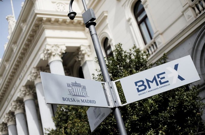 Señal en la calle que indica la Bolsa en Madrid, cerrada hoy al público después de que el Ibex 35 haya rebotado por la intervención del BCE, en Madrid (España), a 19 de marzo de 2020.