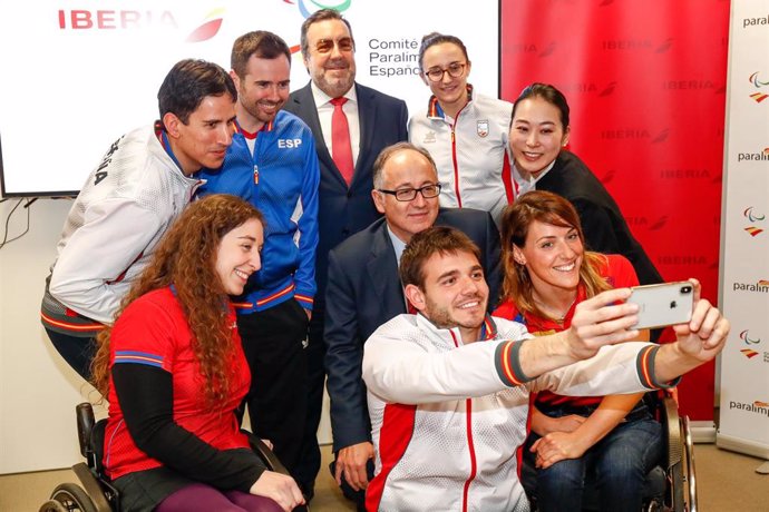 Miguel Carballeda, presidente del Comité Paralímpico Español, junto a varios deportistas durante un acto